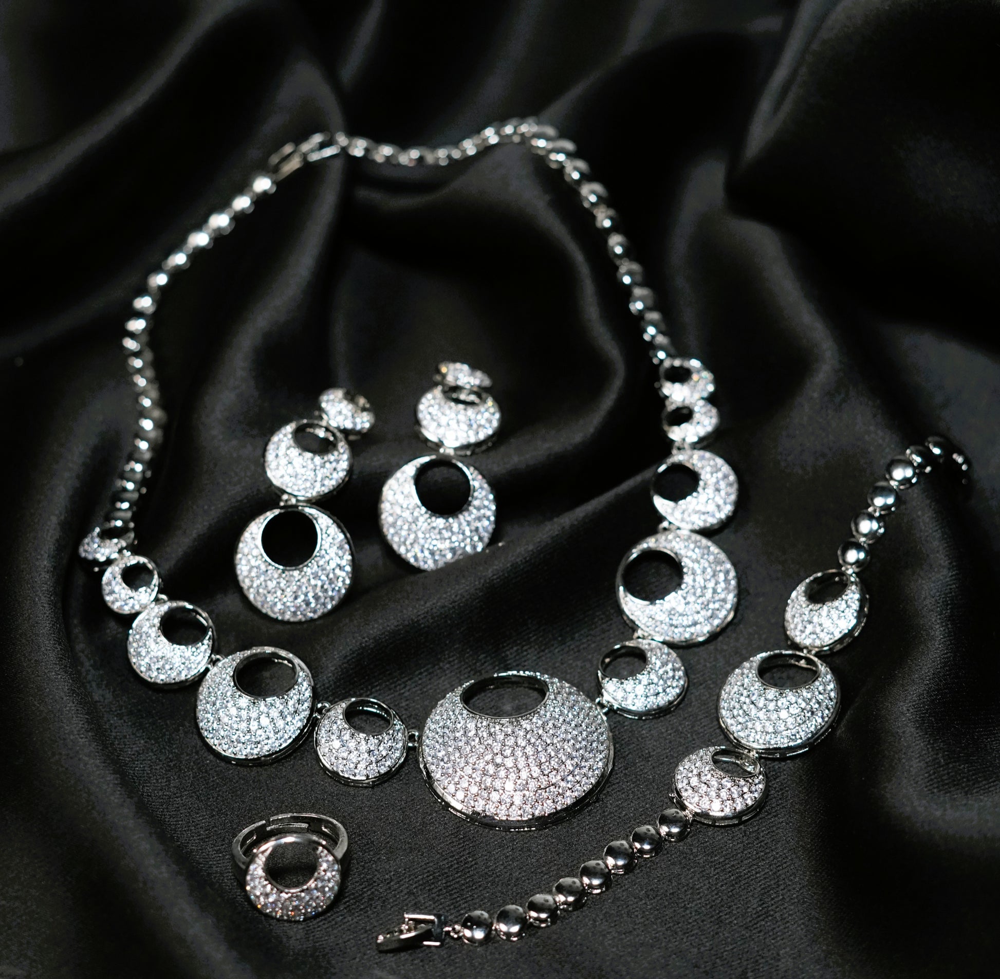Luxury Circle Motif Jewelry Set – Necklace, Earrings, Ring & Bracelet