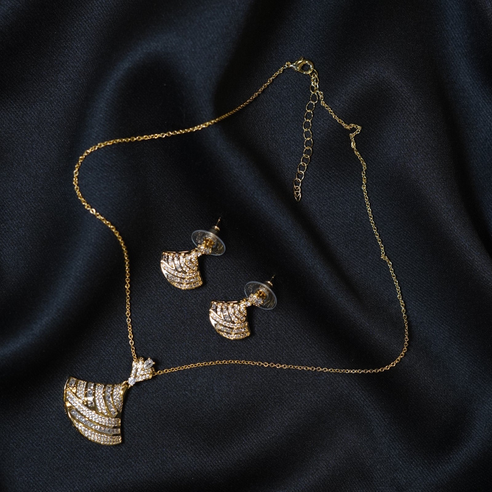 Luxury Circle Motif Jewelry Set – Necklace, Earrings, Ring & Bracelet